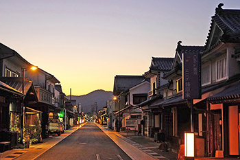 【作品名】山陽道矢掛宿の夕暮れ　撮影者：金子 晴彦 様 夢街道ルネサンス認定地区名：山陽道矢掛宿（岡山県小田郡矢掛町）
