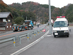 警察官による特車基地への誘導状況