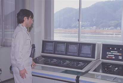 管理所内のモニターで監視している写真