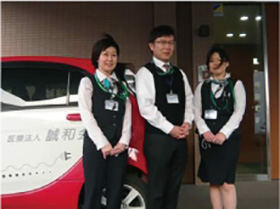 導入されている電気自動車の前で取材にご協力いただいた中村さん、河田さん、中野さん（左から）