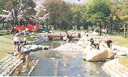 中央公園内の掘川導水路