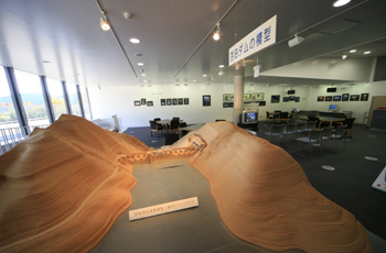 苫田ダムの模型
