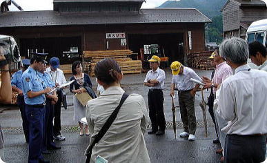 点検後の話し合い写真