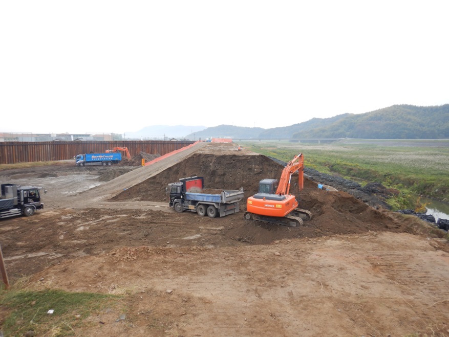 荒締切堤(仮設堤防)撤去作業岡山県倉敷市真備町(小田川左岸3k200)