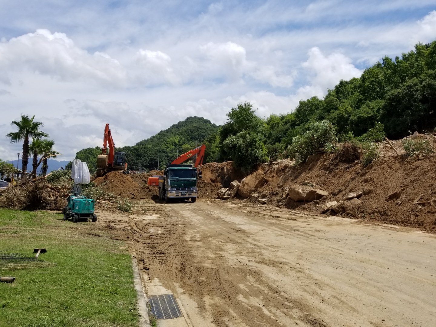 土砂撤去（迂回路設置前）広島県安芸郡坂町水尻（国道31号）