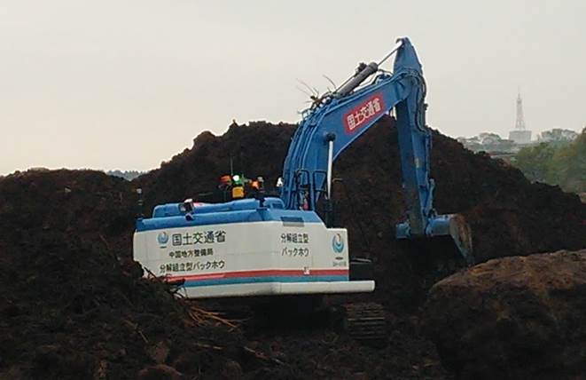 阿蘇大橋周辺　遠隔操作バックホウによる土砂撤去（南阿蘇村）