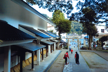 【作品名】参道の出会い 撮影者：谷口 レイ子 様 夢街道ルネサンス認定地区名：青石畳通り（島根県松江市美保関町）