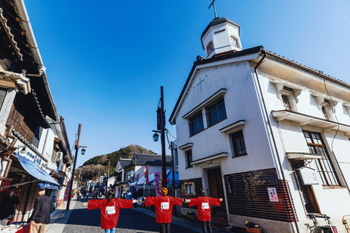 【作品名】若人と白壁の町 撮影者：佐藤 昌彦 様 夢街道ルネサンス認定地区名：銀山街道上下宿（広島県府中市上下町）