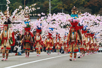 【作品名】華やか母衣行列 撮影者：小野 明裕 様 夢街道ルネサンス認定地区名：街道東城路（広島県庄原市東城町）