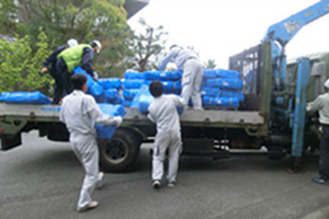 平成30年4月島根県西部の地震 協定業者のトラックにて美郷町にブルーシート500枚を運搬