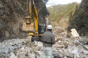 平成29年2月国道186号土砂崩落箇所 広島県安芸太田町の土砂崩落箇所に遠隔操縦装置(バックホウ用)(通称:ロボQ)を派遣