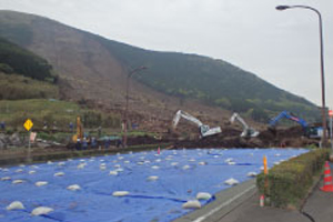 平成28年4月熊本地震 熊本県阿蘇市の阿蘇大橋崩落箇所に分解組立型バックホウ(遠隔操縦式)を派遣