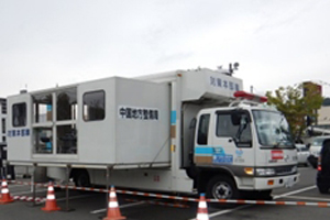 平成26年8月広島豪雨災害 安佐南区緑井の土砂災害前線基地対策本部車を派遣
