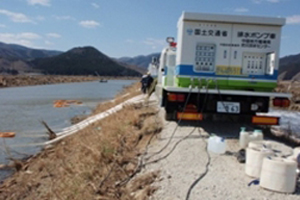 平成23年3月11日東日本大震災 排水ポンプ車、対策本部車、待機支援車を派遣