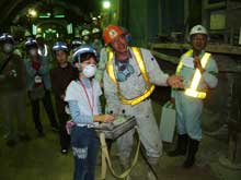 工事機械を操作しています。結構簡単!?私にも動かせた!