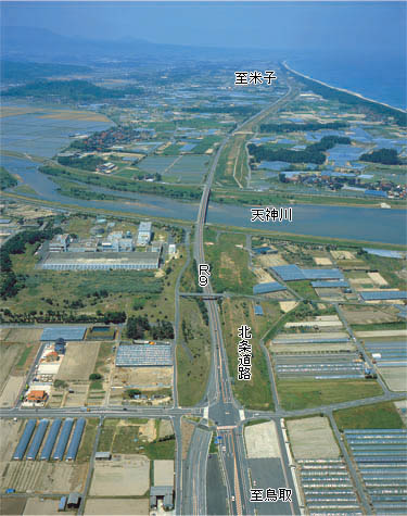 また、地域高規格の北条湯原道路と連結することにより地方都市圏との交流の促進にも寄与するものとなります。