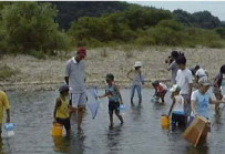 自然観察をしている子供たち