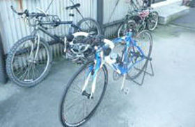 社用の駐輪場にはスポーツタイプやこだわりの自転車も目立つ