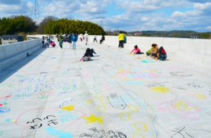 今岡高架橋　工事中の橋の上でお絵かき！