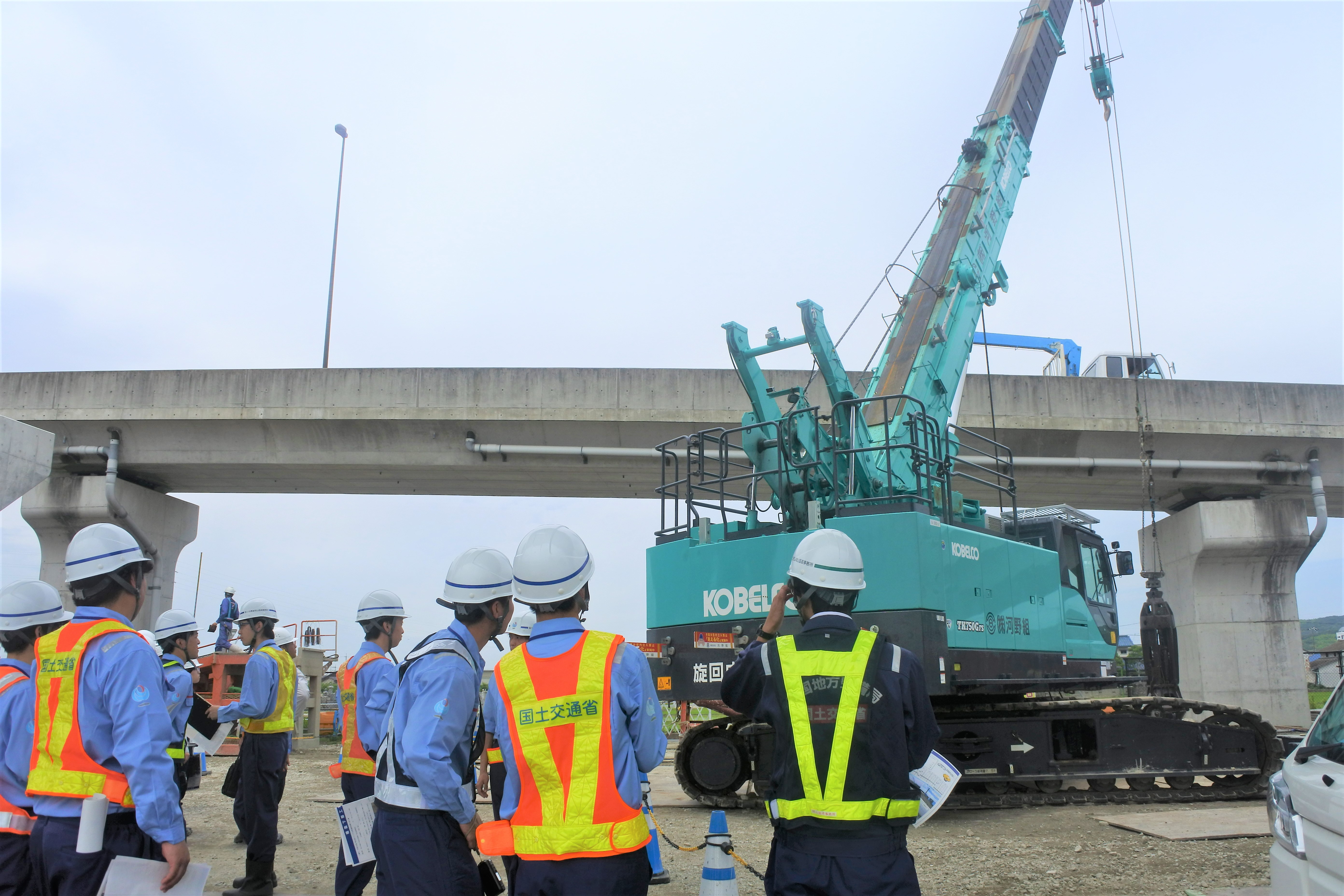 職員を対象とした岡山西バイパスの現場見学へ参加しました/
