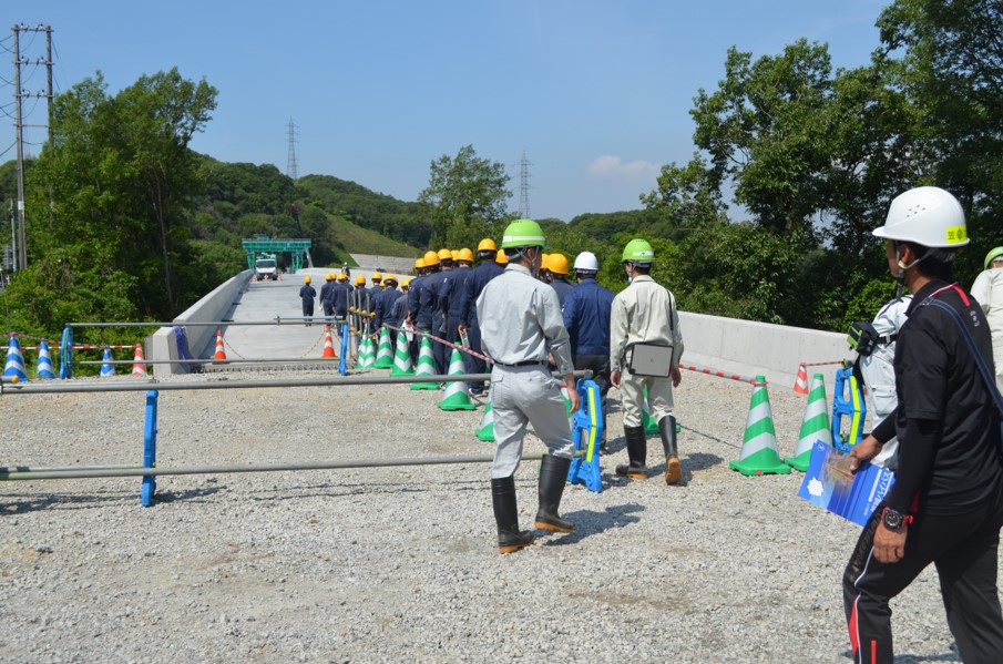 笠岡工業高校環境土木科2,3年生が橋梁施工について現場で勉強しました