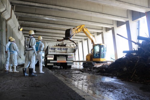 	国道１８０号　豪雨による瓦礫撤去をしています	/