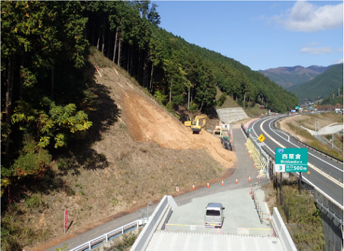 	西粟倉村で鳥取自動車道の車線を増やす工事をしています！！	/
