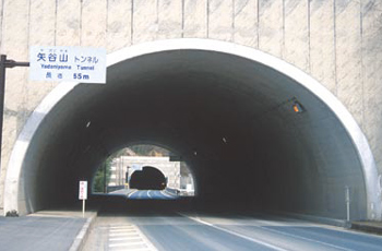 一連の施設群として認識できるデザインとした国道179 号『矢谷山トンネル』