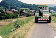 除草の様子(ロングリーチ方式)